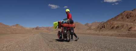 Leon poussant son vélo